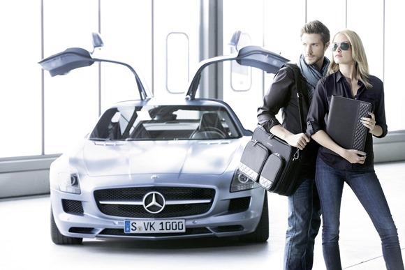 Camasa, esarfa, ochelari de soare si geanta Mercedes-Benz Camasa, esarfa, ochelari de soare si geanta Mercedes-Benz