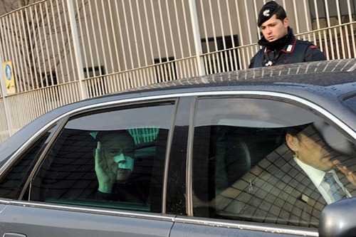 berlusconi_leaves_hospital02