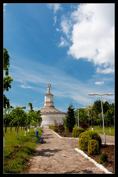 monumentul-de-la-adamclisi-01 monumentul-de-la-adamclisi-01