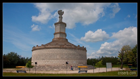 monumentul-de-la-adamclisi-02 monumentul-de-la-adamclisi-02
